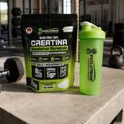 Creatina Creapure® Evolutrion con shaker verde en un box de entrenamiento
